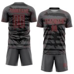 Rotes, benutzerdefiniertes, graues, einheitliches Fußballtrikot aus Stahl Rotes, benutzerdefiniertes, graues, einheitliches Fußballtrikot aus Stahl